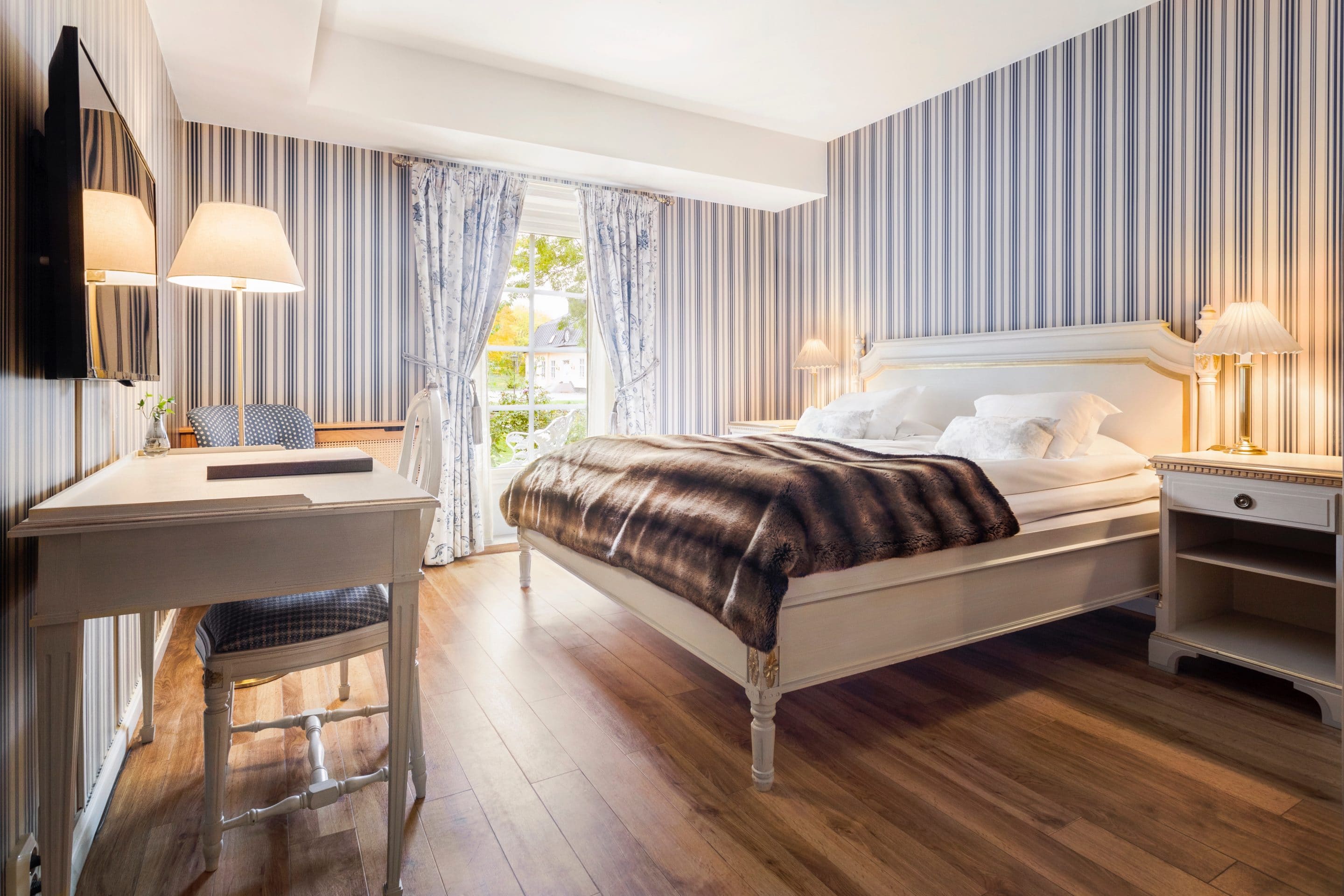 Deluxrum with wallpaper lines Deluxrum på Thoresta