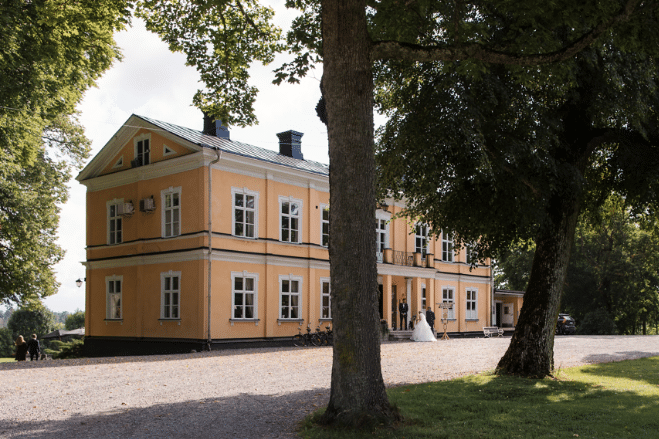 Bröllopspar gör entree på Herrgården