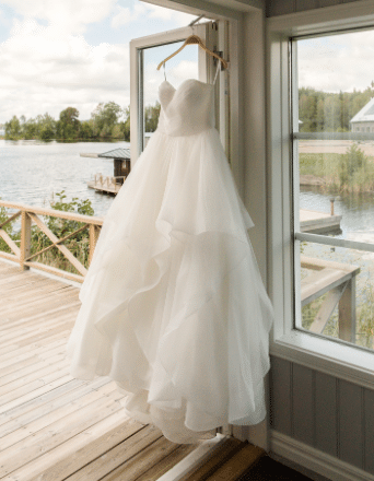 bröllopsklänning på Ören bröllopsklänning hängande vid Ören när Mälarens strand
