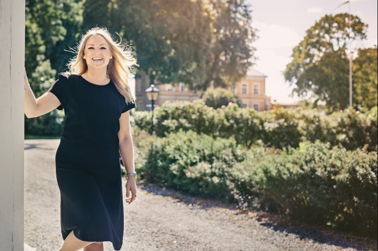 Konferens i konferenslokalen Magasinet med Herrgården i bakgrunden. Lantlig miljö nära Stockholm och Arlanda