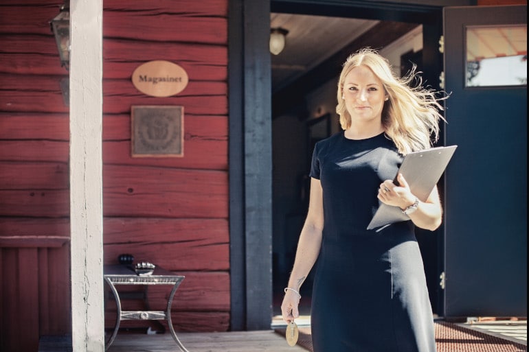 Konferensvärdinna utanför konferensrummen i Magasinet