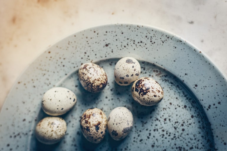 vaktelägg på tallrik