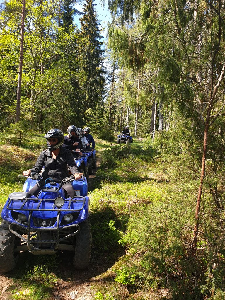 Aktivitet med skogskörning av fyrhjulingar