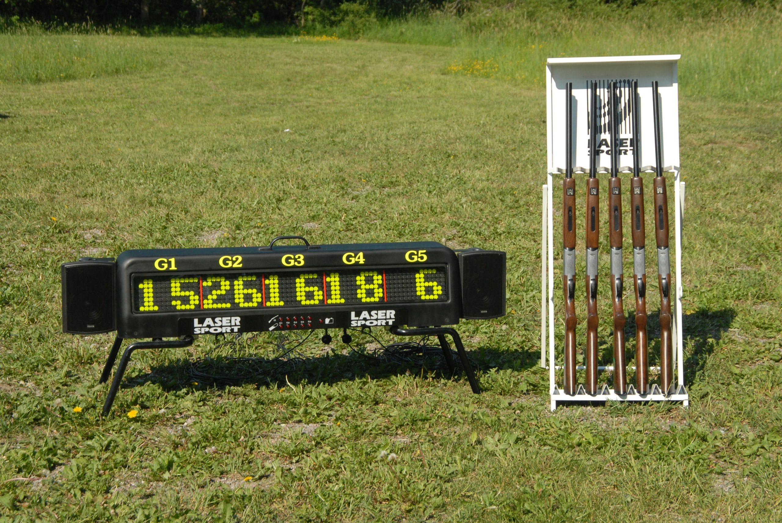 Ställ med gevärr för laserlerduveskytte samt poängräkning