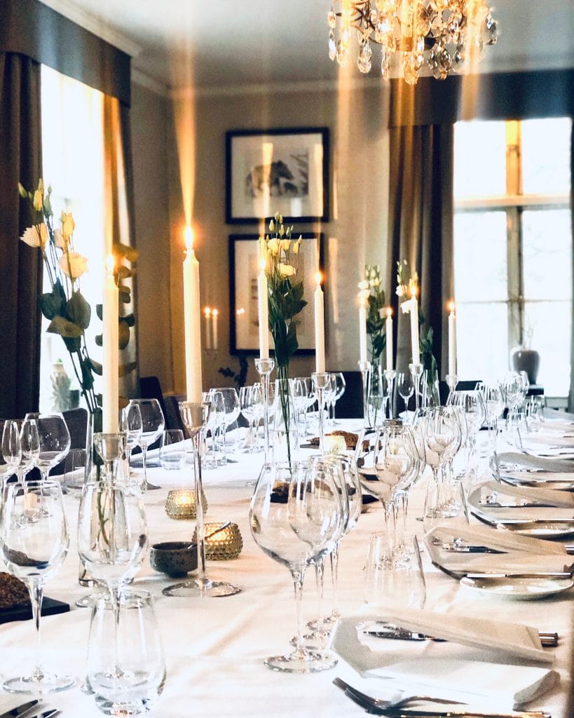 Dukat för middag i matsalen på Thoresta Herrgård