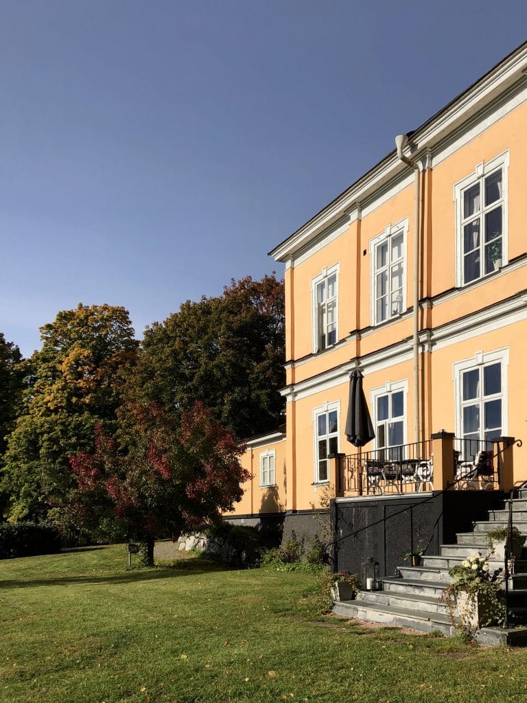 Herrgårdens lounge är bekväm efter dagens konferens och aktiviteter