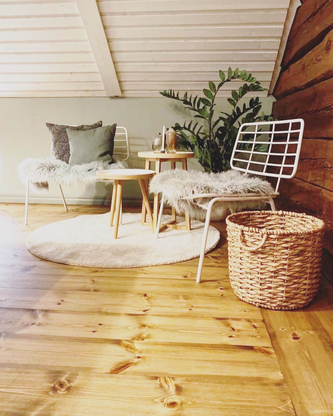 Sittgrupp på Loftet Thoresta Herrgård