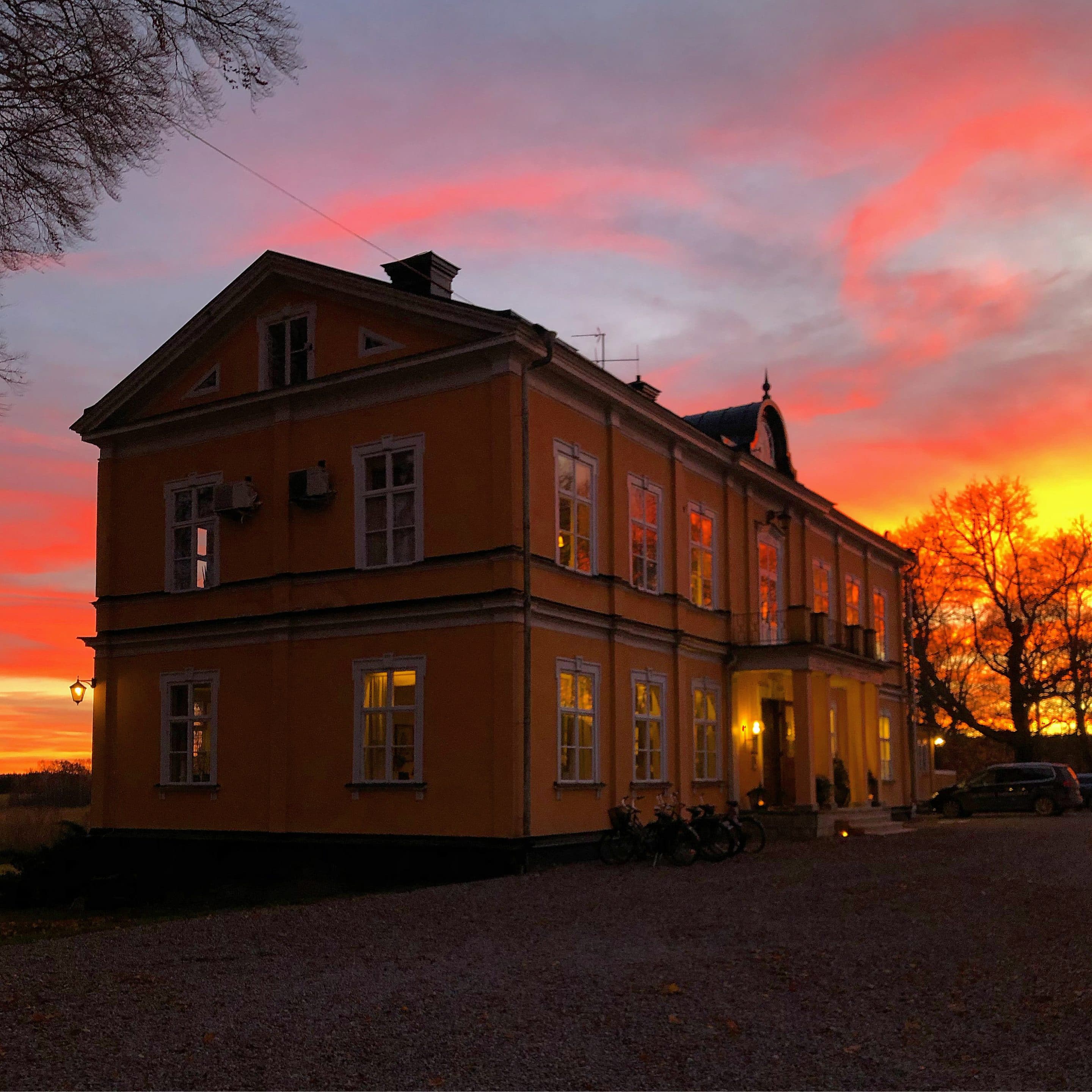 Bröllopspar på bänkarna inför vigsel