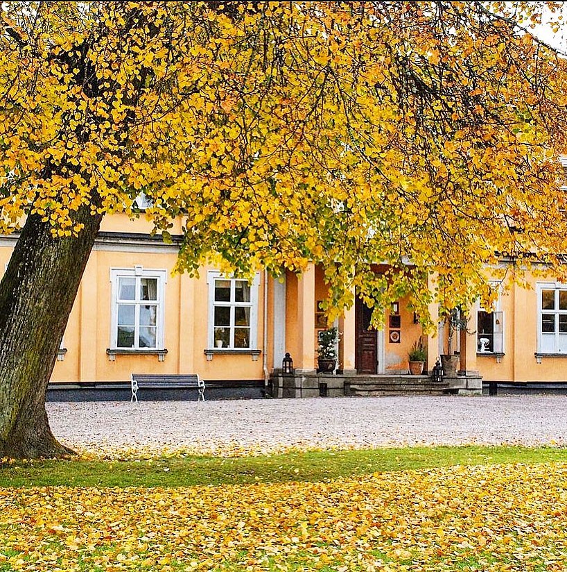 Herrgårdsbyggnaden på vintern i snö