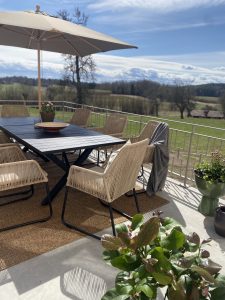 Sittgrupp i vårsolen stor