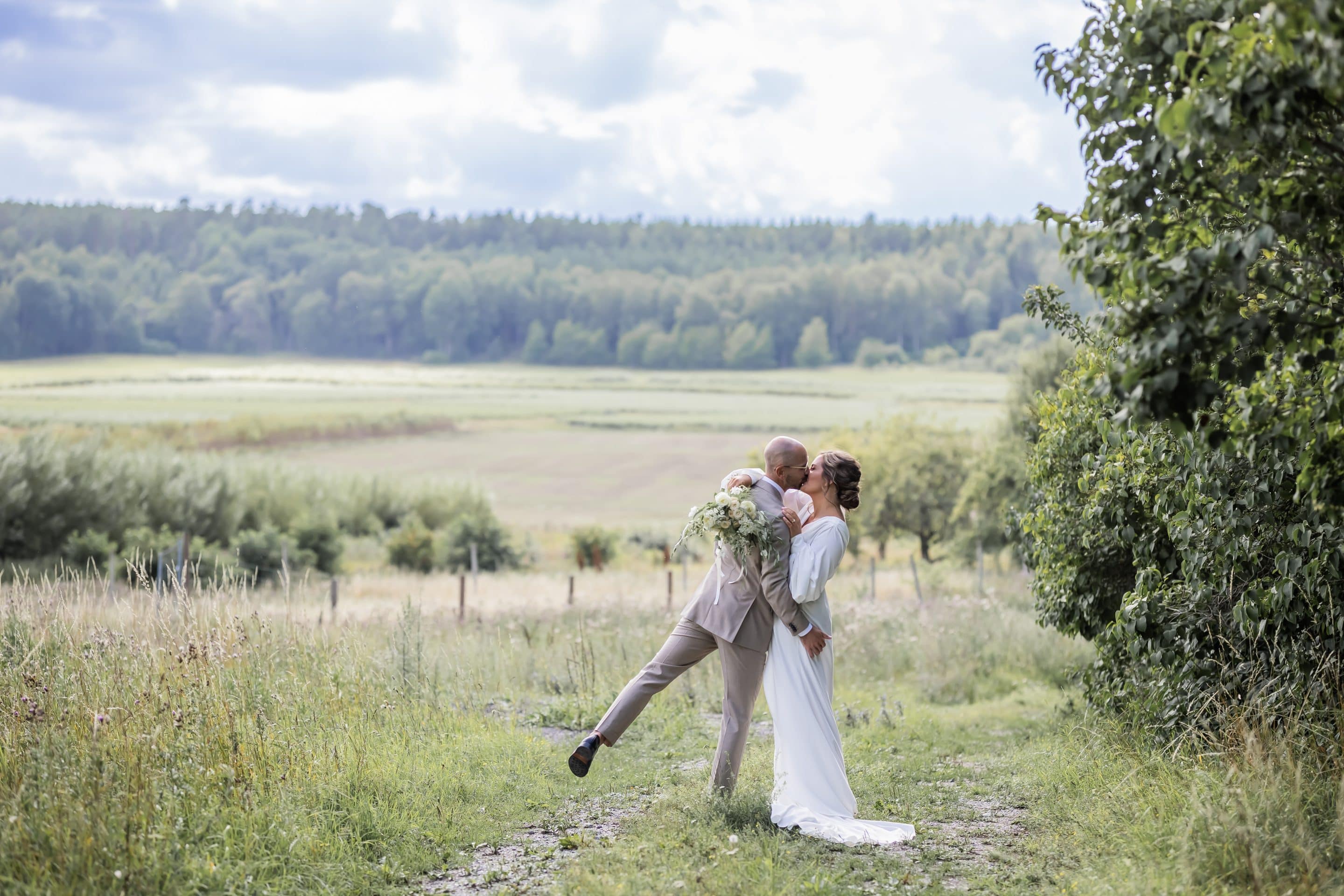 Bröllopspar vid ängarna