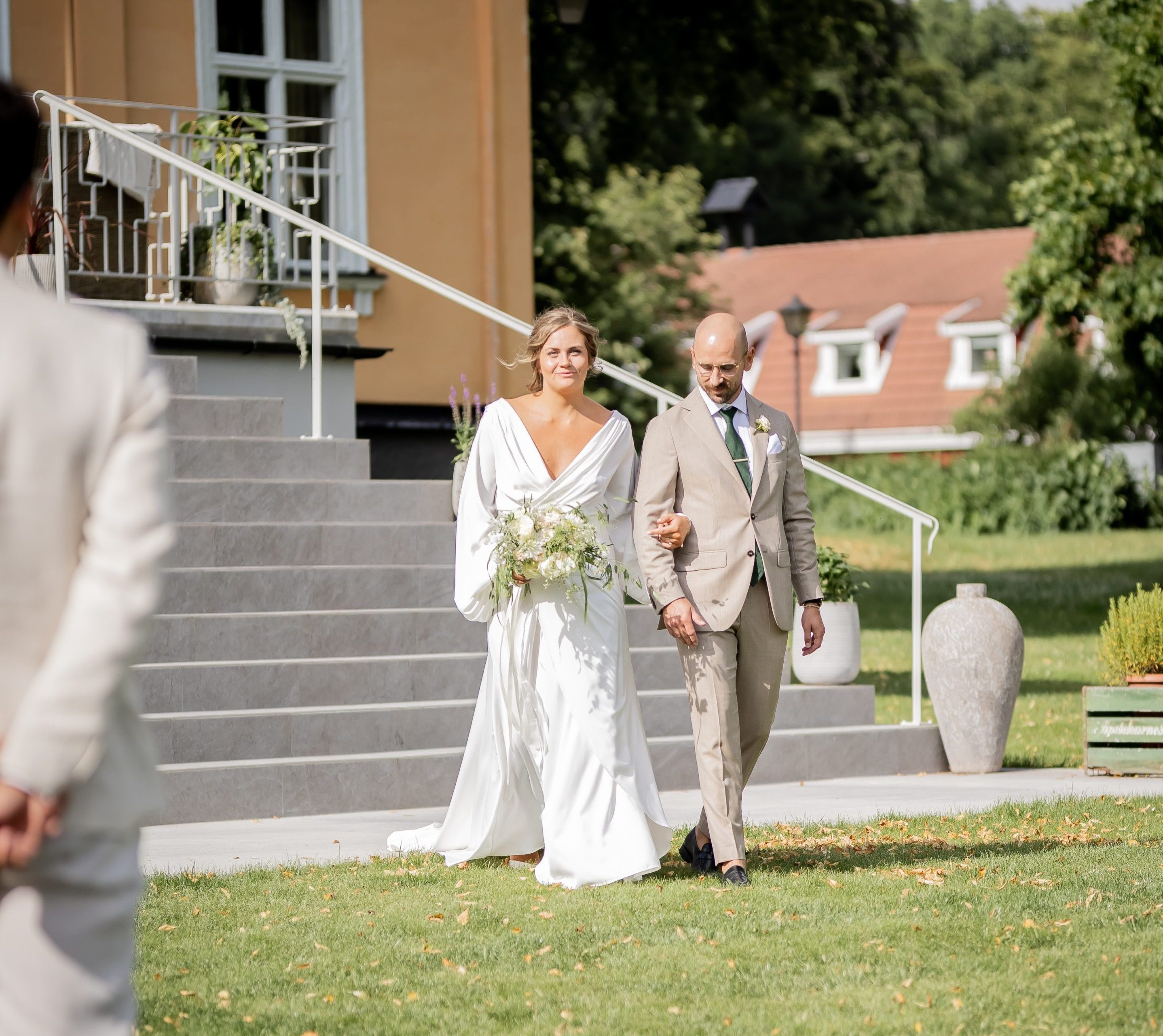 Bröllop Thoresta Noxine.se-2023-08-05-Grudemo-143 Bröllopspar neranför trappan till terassen