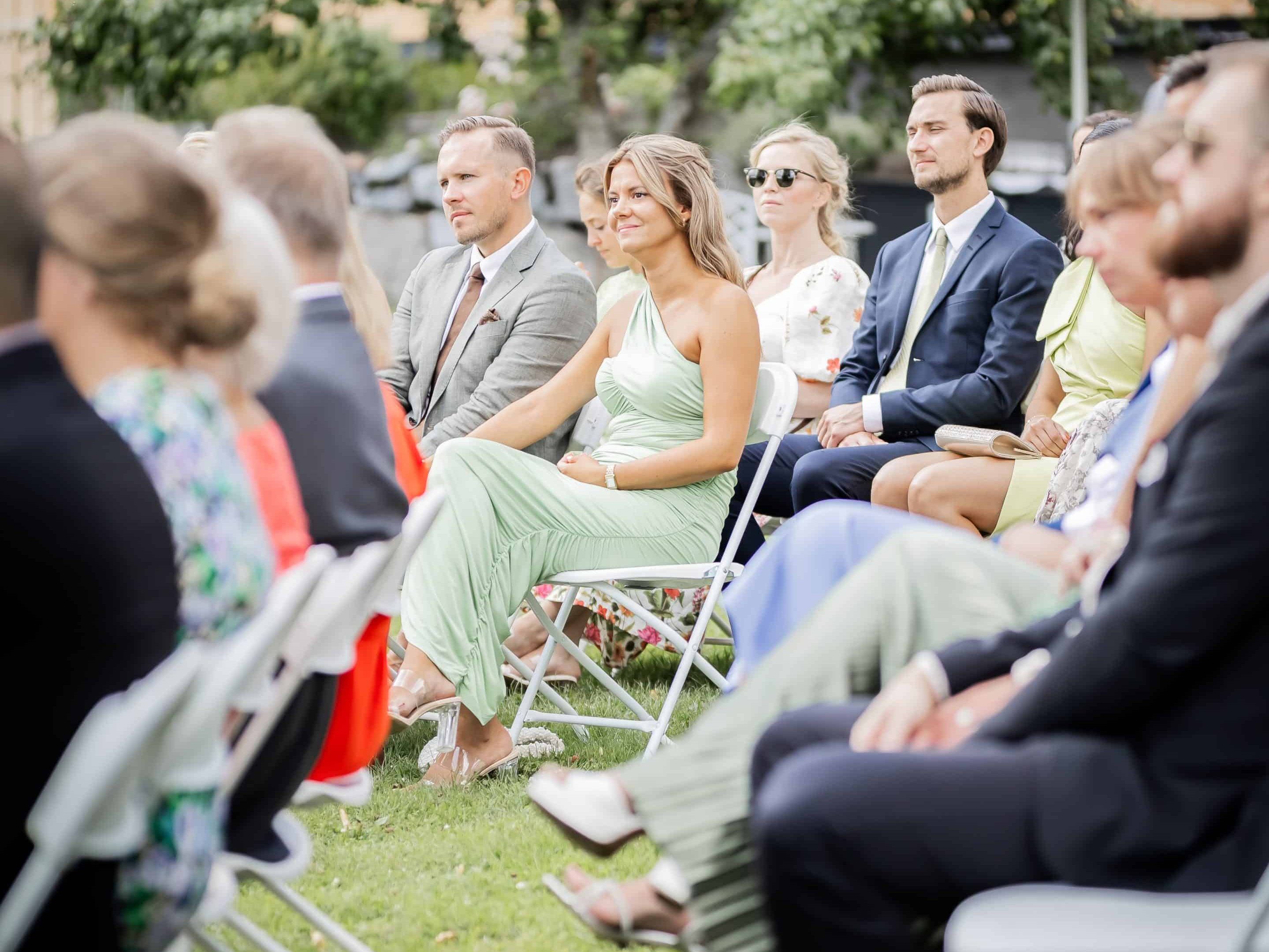 Bröllopspar på bänkarna inför vigsel