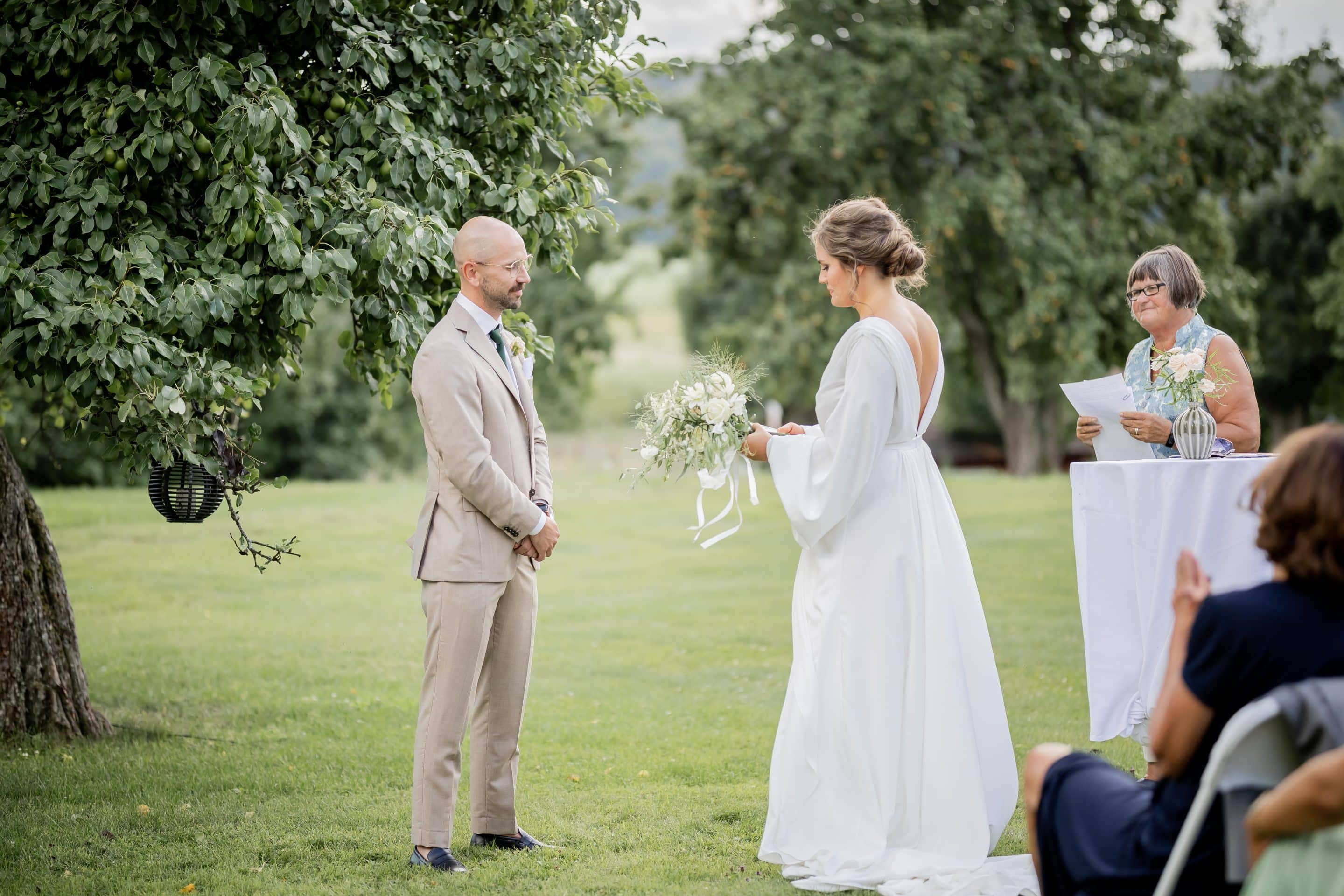 Bröllop Thoresta Noxine.se-2023-08-05-Grudemo-179 Bröllopsvigsel i parken
