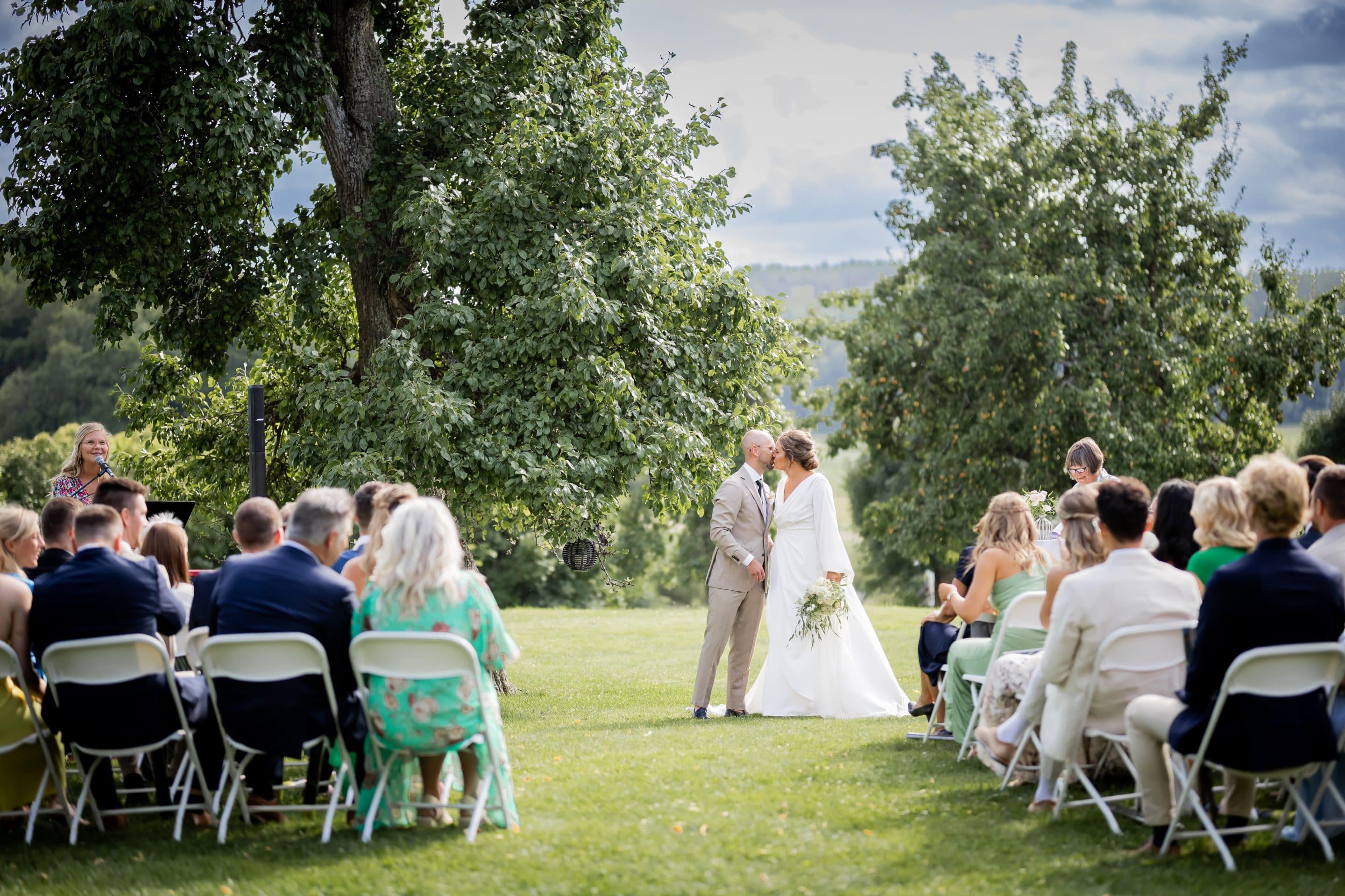 Vigsel i parken på Thoresta Herrgård