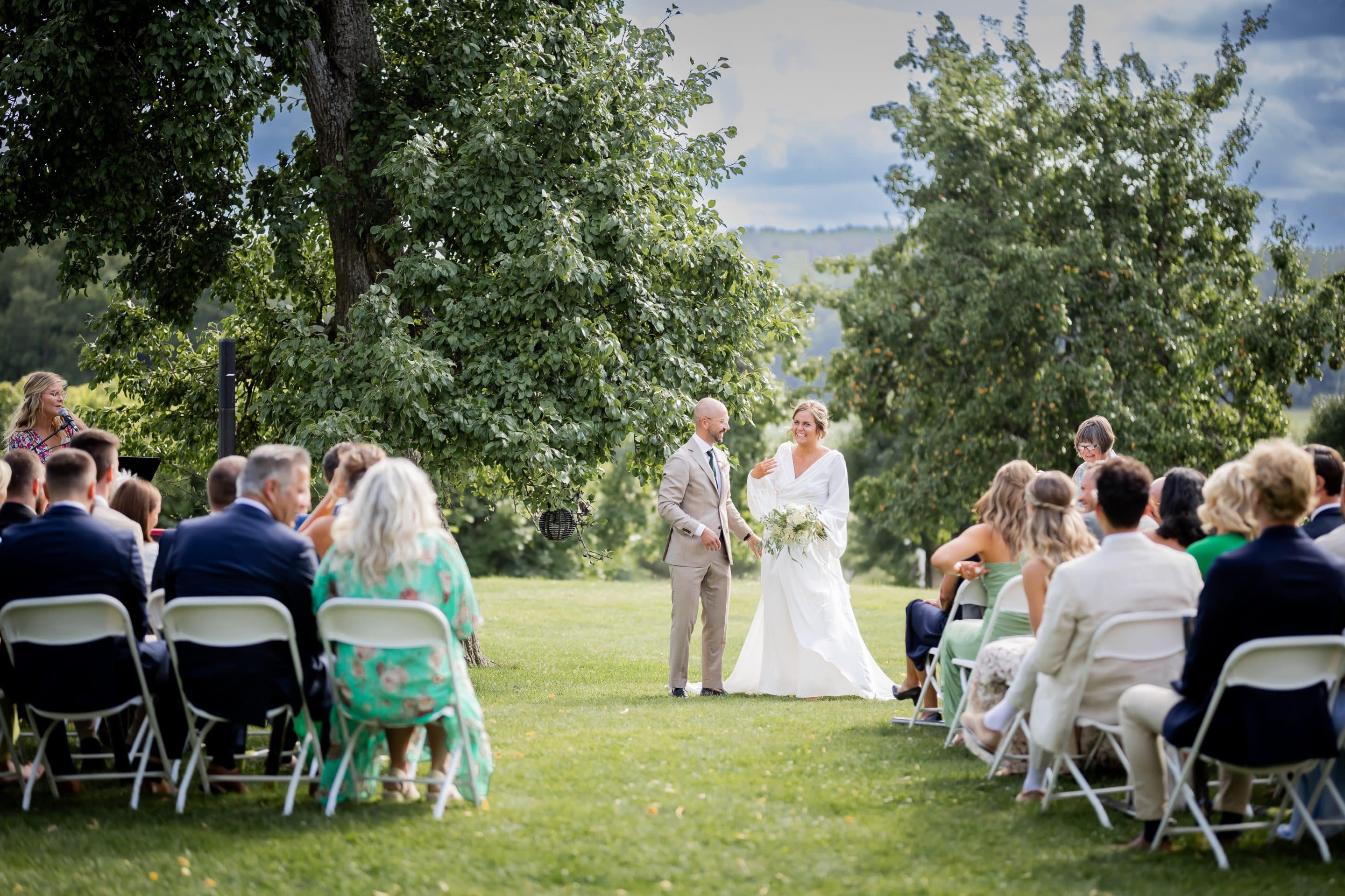 Bröllop i parken utanför Herrgården