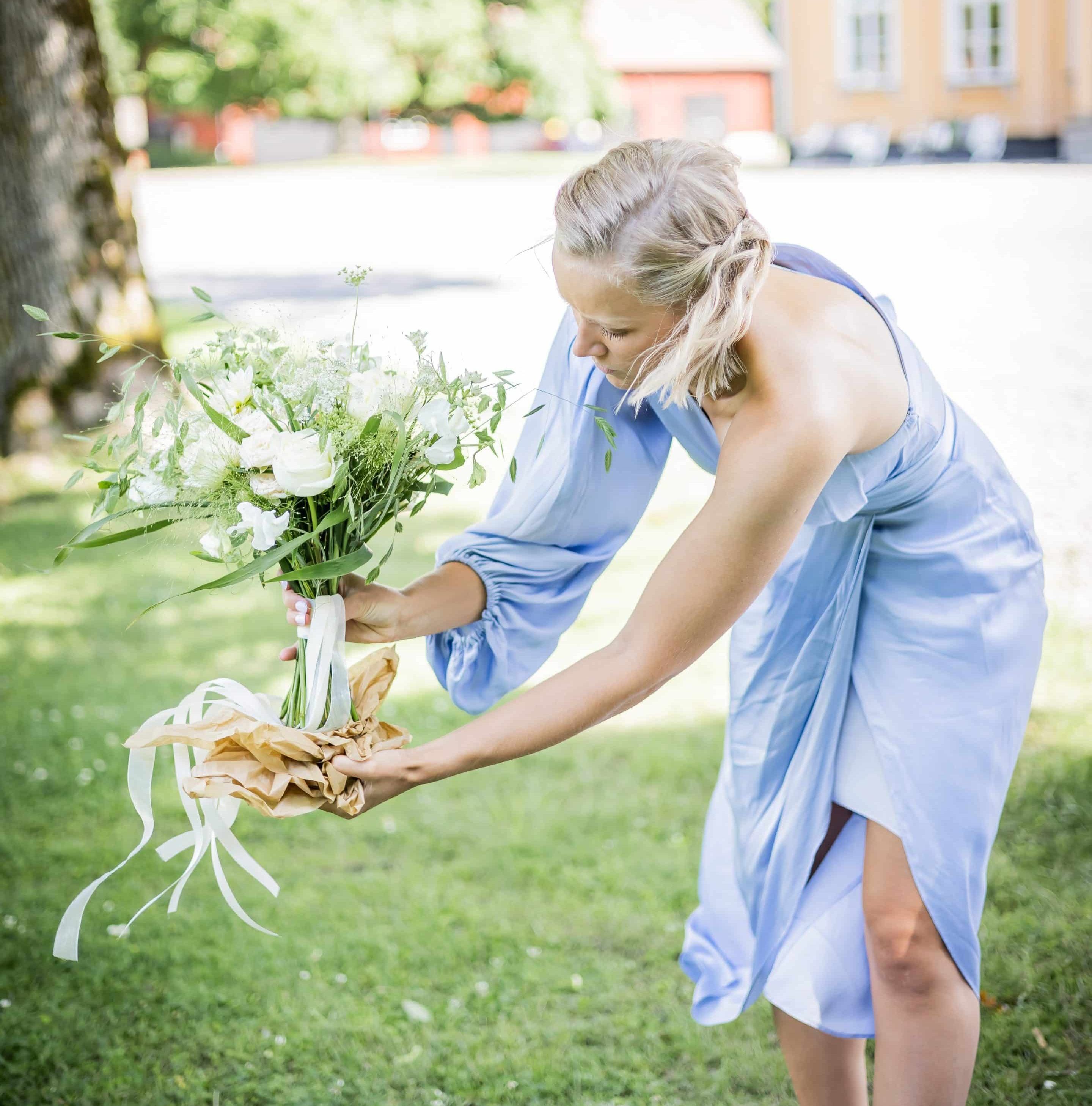 Brudgum som plockar blommor