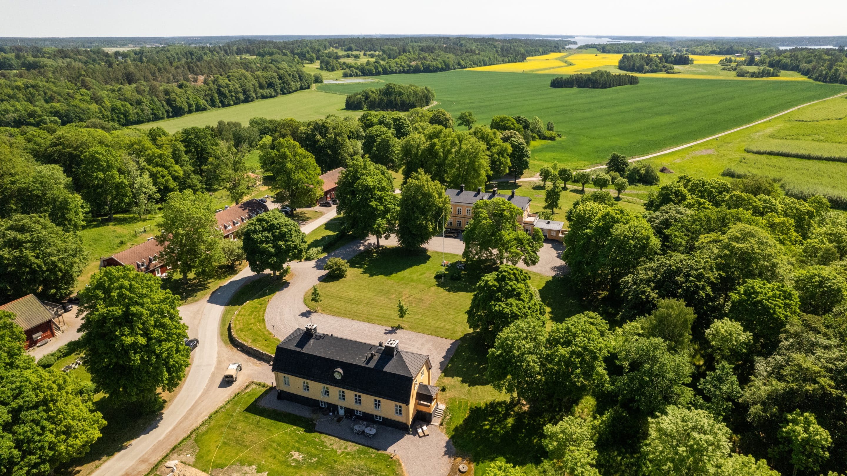 Bröllop i parken utanför Herrgården